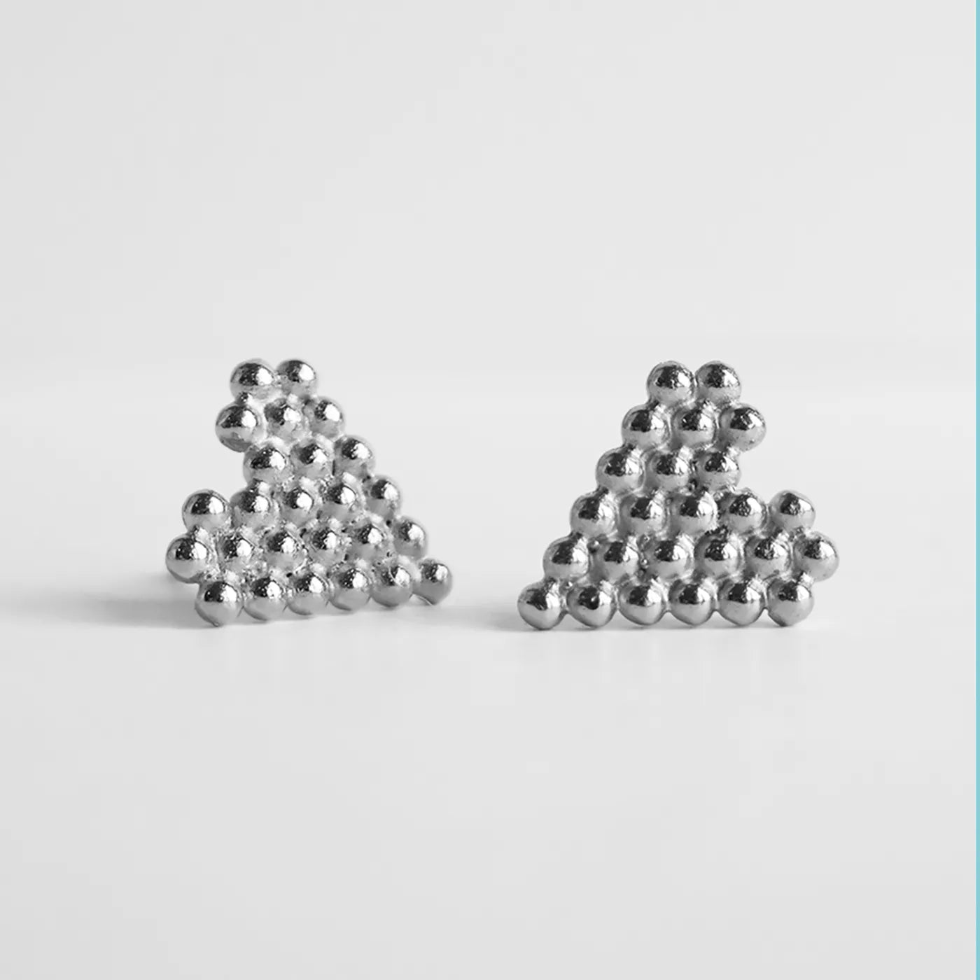 Produktbild Ohrstecker - gepunktetes Herz - mittel - silber